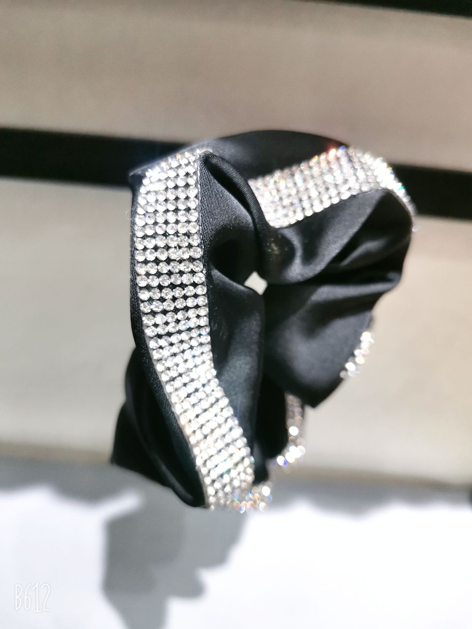 A simple black large intestine hair tie with a high-end female look, a popular checkerboard hair tie for elegance, a ponytail hair tie, a leather strap and a headpiece details Picture