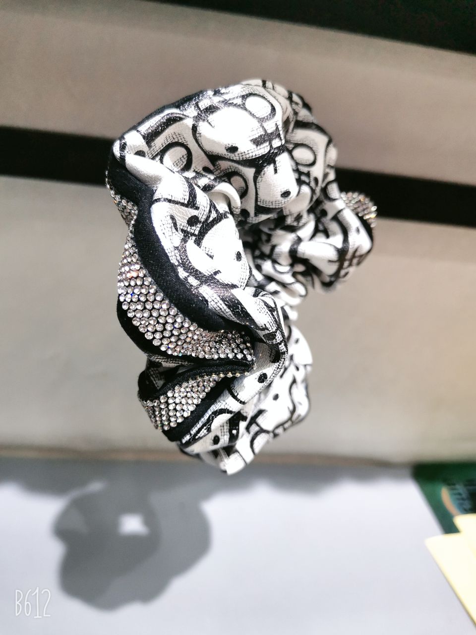 A simple black large intestine hair tie with a high-end female look, a popular checkerboard hair tie for elegance, a ponytail hair tie, a leather strap and a headpiece detail image 4