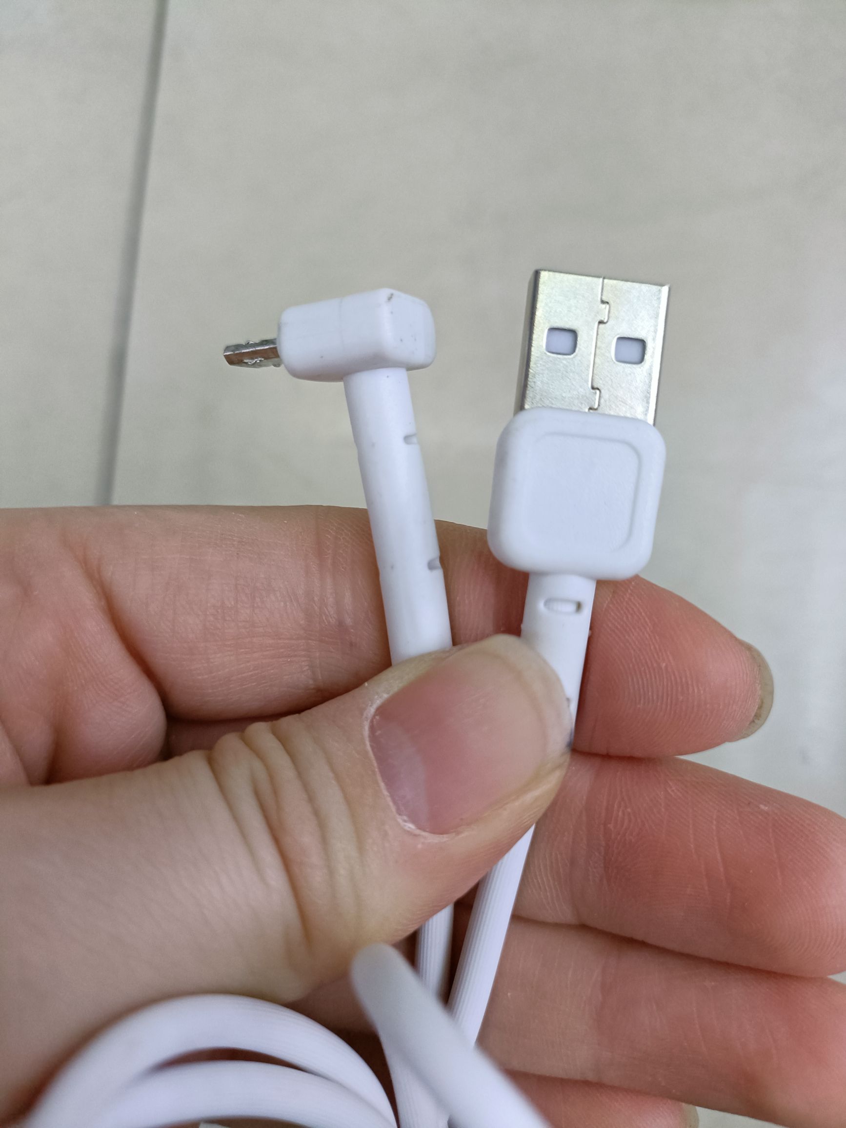 The fine-line bracket data cable comes with a built-in bracket function detail image 3