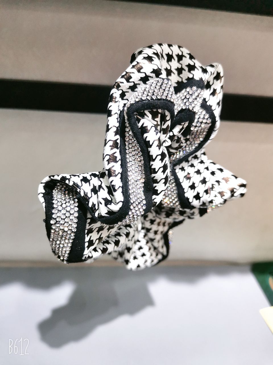A simple black large intestine hair tie with a high-end female look, a popular checkerboard hair tie for elegance, a ponytail hair tie, a leather strap and a headpiece Application Scenario