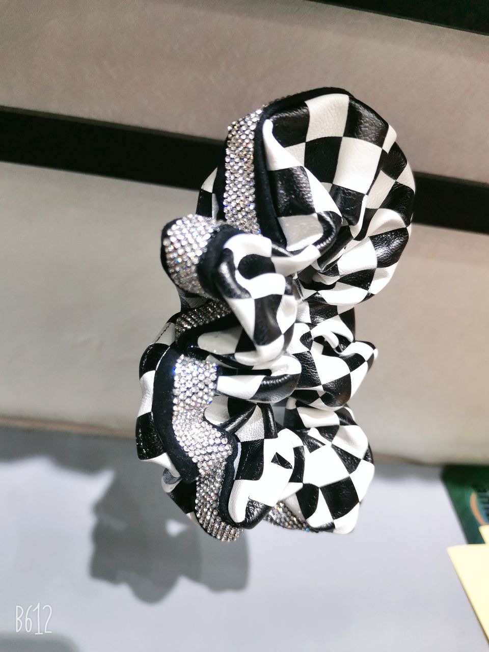 A simple black large intestine hair tie with a high-end female look, a popular checkerboard hair tie for elegance, a ponytail hair tie, a leather strap and a headpiece Item Picture