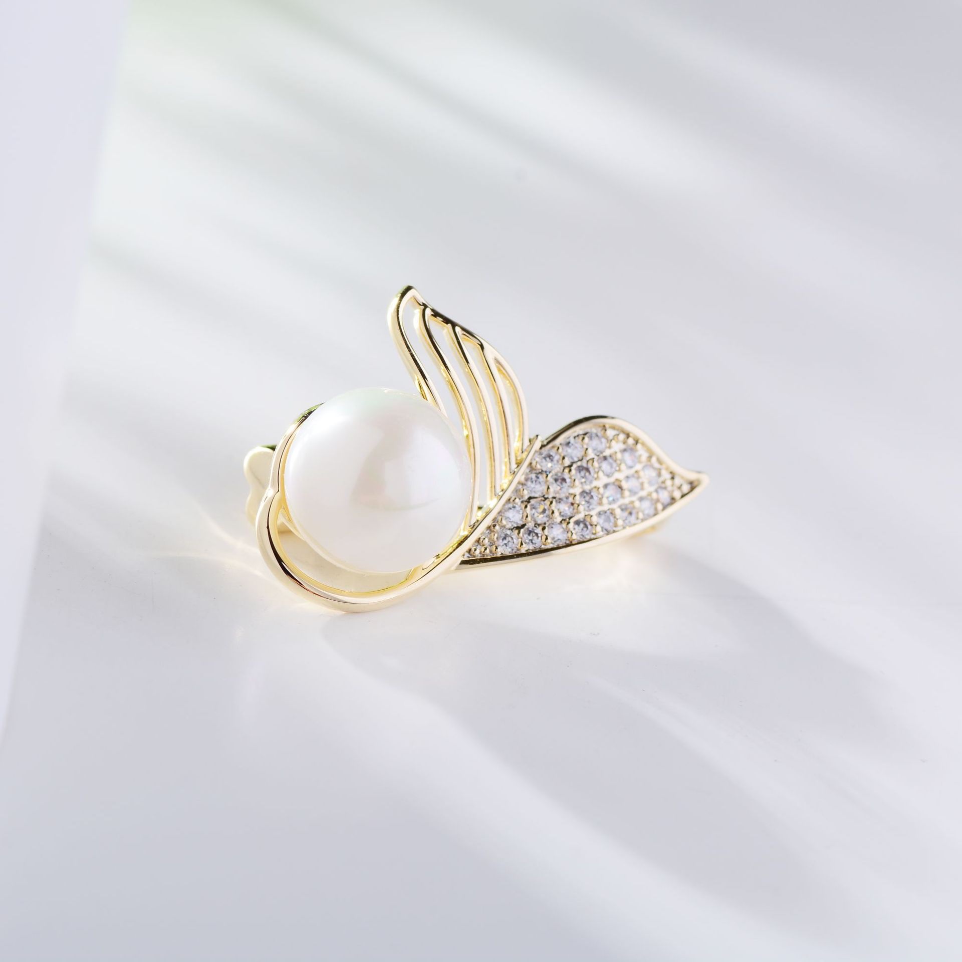 015 Elegant, fashionable and simple fishtail personalized pearl zircon personalized dress accessories Simple stock brooch and brooch personalized simple style Simple, fun brooch Specification image