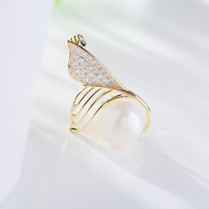 015 Elegant, fashionable and simple fishtail personalized pearl zircon personalized dress accessories Simple stock brooch and brooch personalized simple style Simple, fun brooch details Picture