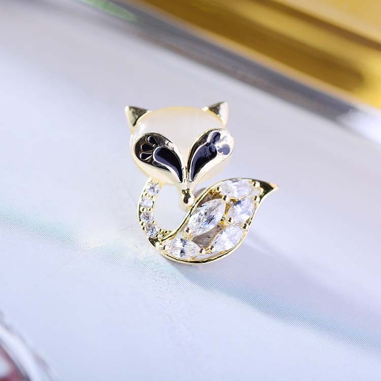 009 Korean version fashionable, elegant and cute Little fox brooch, creative, individual, fashionable and simple. Women's brooch in stock, cute, fresh, elegant and versatile Application Scenario