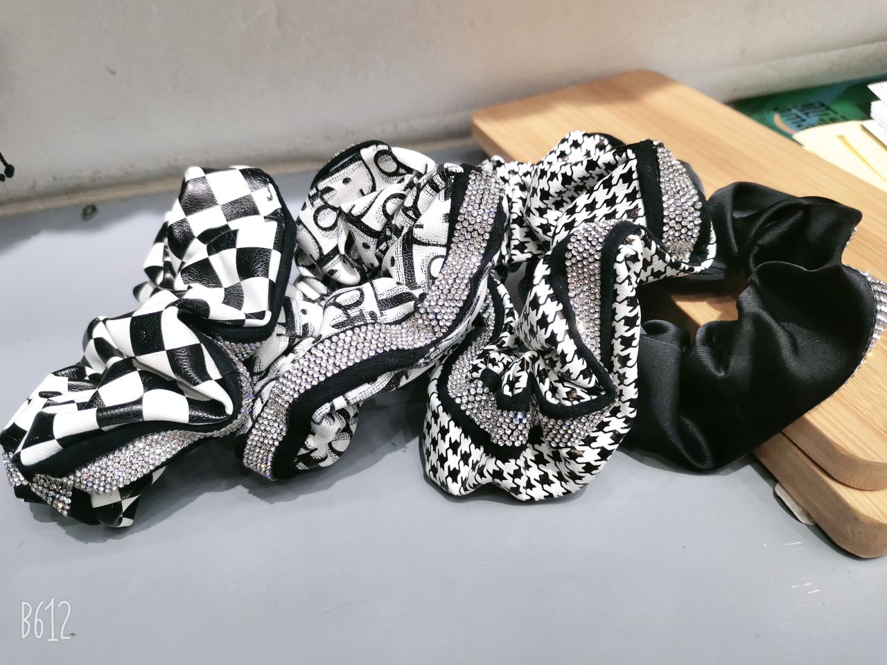 A simple black large intestine hair tie with a high-end female look, a popular checkerboard hair tie for elegance, a ponytail hair tie, a leather strap and a headpiece