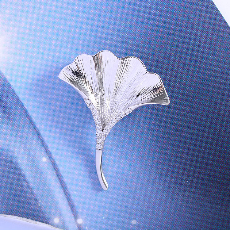 025 Korean version fashionable and elegant Ginkgo leaf trendy European and American style round brooch cute, simple and individual fashionable and cute women's accessory clothing accessory brooch