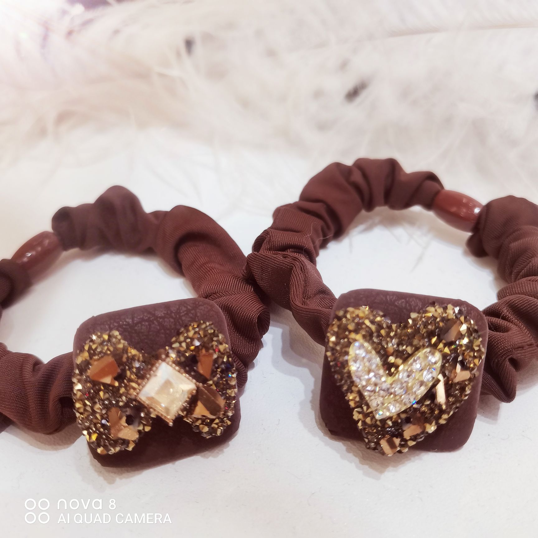 The heart-shaped mask string is full of diamonds