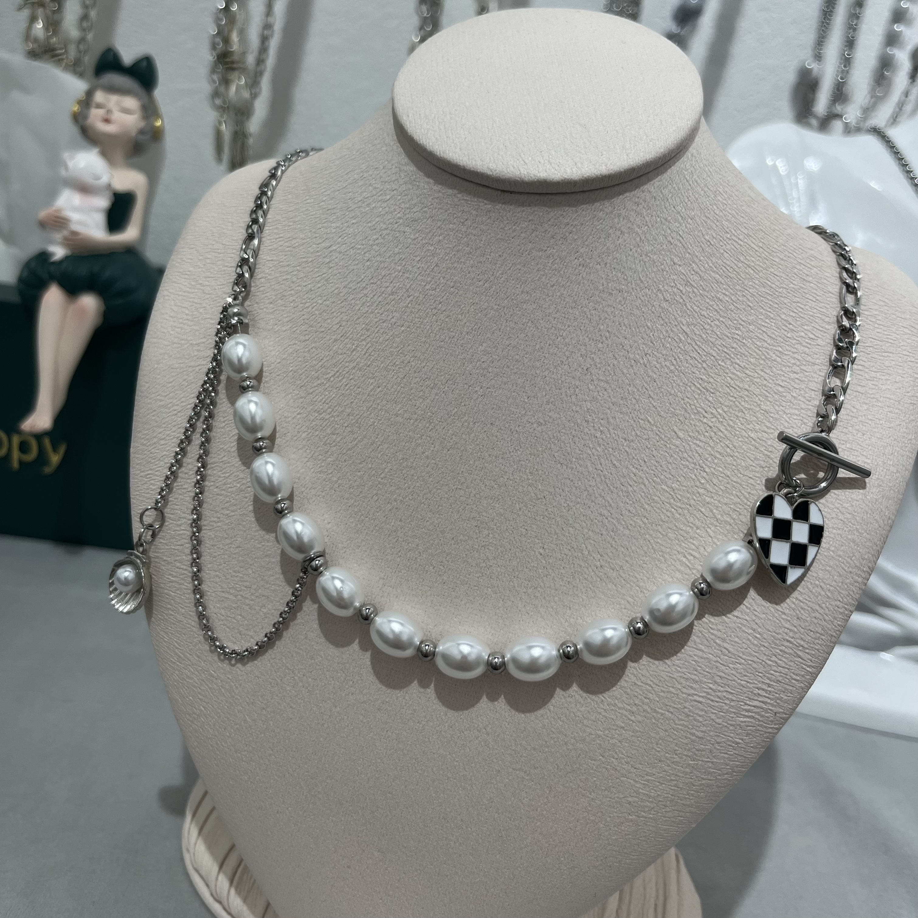 The 2022 new French collarbone chain OT buckle Goddess necklace is simple and versatile, with a novel and original commuting style