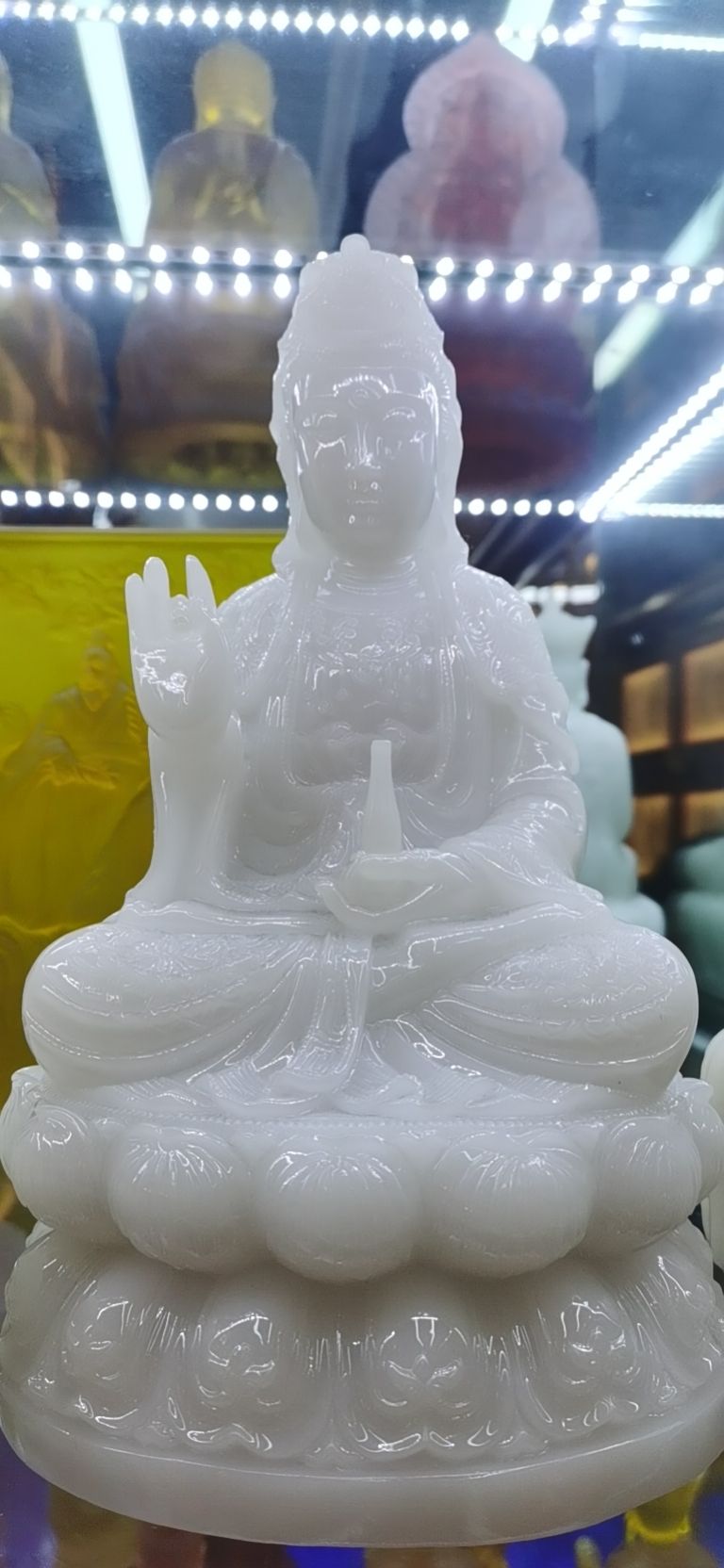 The exquisite craftsmanship of Helian culture, the water glass Guanyin Bodhisattva statue, is a decorative handicraft for home worship and the home Buddhist hall Specification image