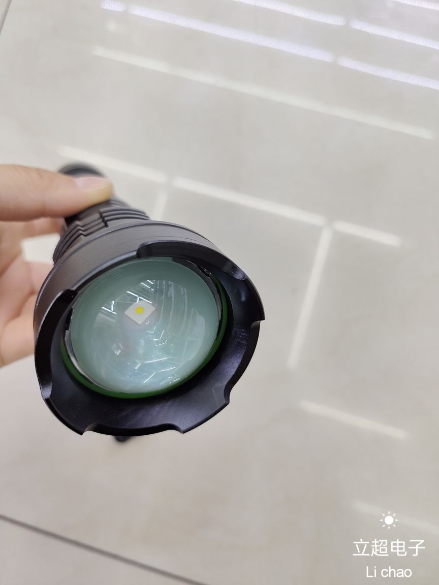 The laser flashlight has an ultra-strong light and is extendable Specification image