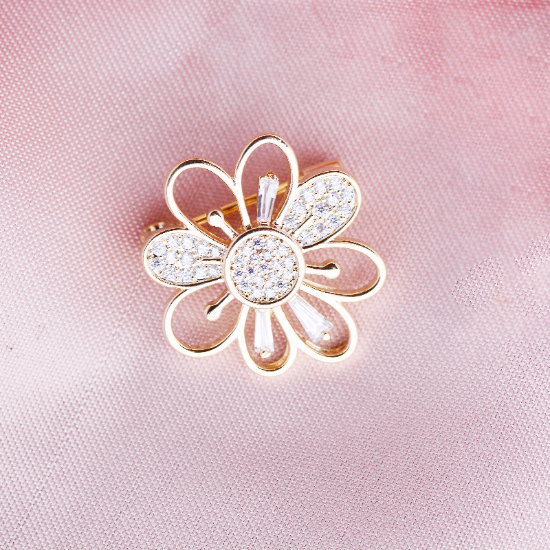 031 Korean version fashionable and elegant Ginkgo leaf trendy European and American style round brooch cute, simple and individual fashionable and cute women's accessory clothing accessory brooch Specification image