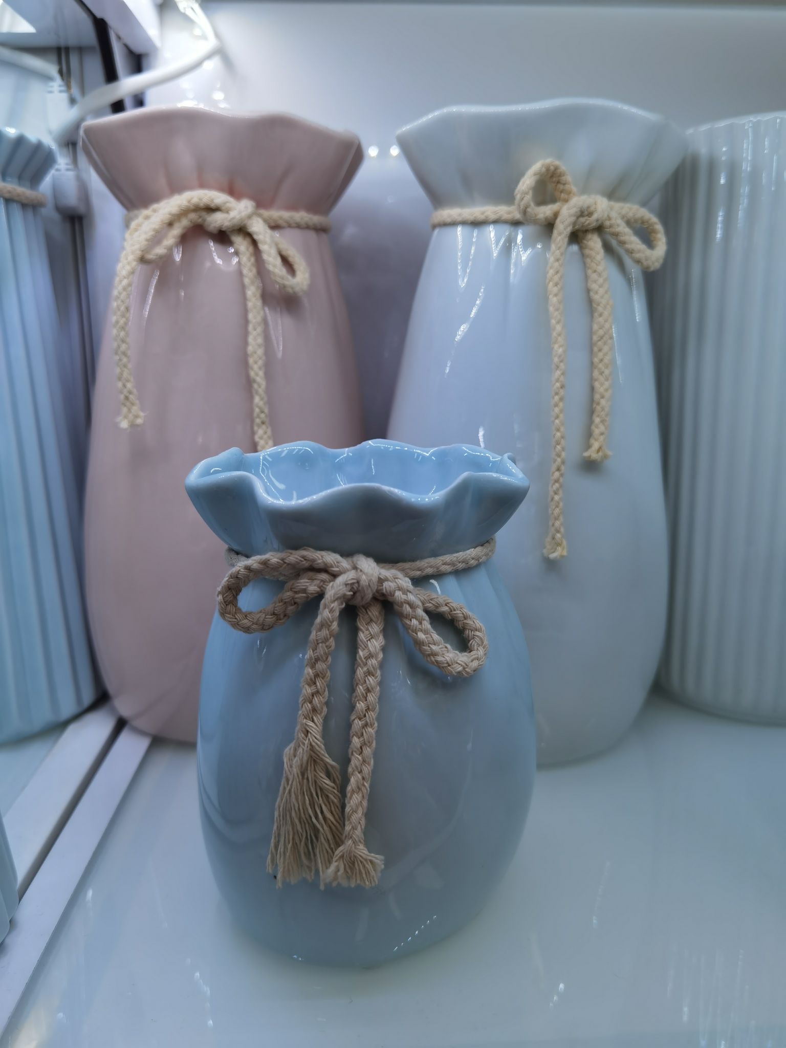 Nordic creative lucky bag ceramic vase decoration, water-cultivated model room hotel decoration, ceramic vase arrangement, Nordic modern creative home living room and dining room dried flower decoration Application Scenario