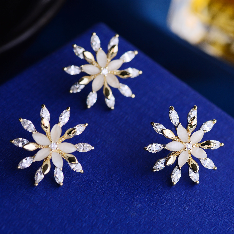 028 Korean version fashionable and elegant silver sunflower trendy European and American style round brooch Cute, simple and individual style fashionable and cute women's accessory clothing accessory brooch