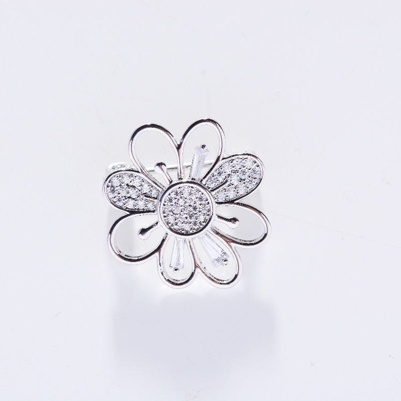 031 Korean version fashionable and elegant Ginkgo leaf trendy European and American style round brooch cute, simple and individual fashionable and cute women's accessory clothing accessory brooch details Picture