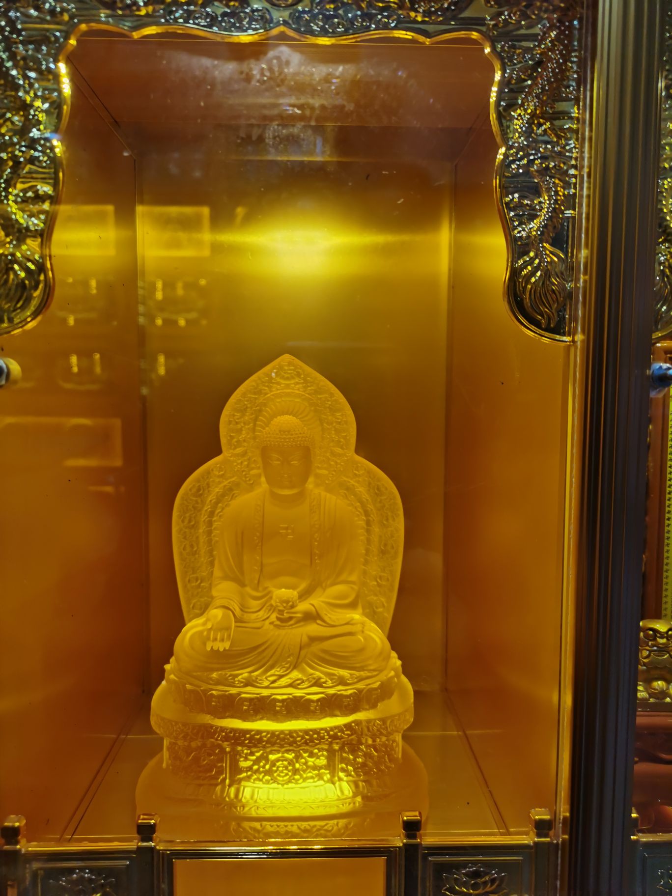 "Free shipping for home decoration of home Buddhist halls and decorative handicrafts of water glazed Bodhisattva Buddha statues from Helian Culture. Item Picture