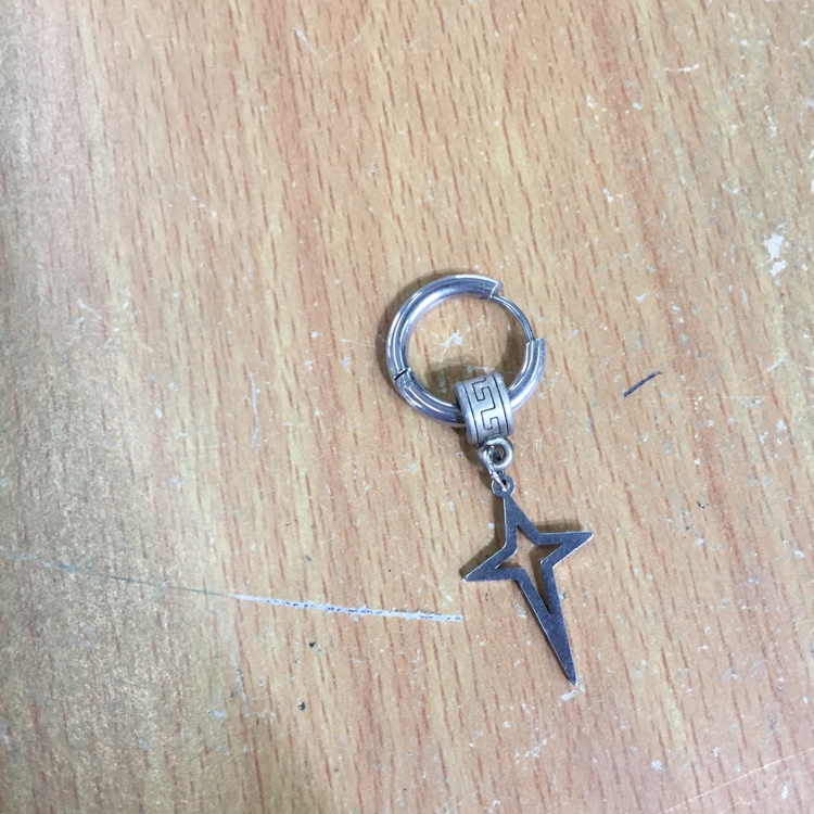 The stainless steel automatic ear ring with a white pendant is designed in a simple, elegant and decent style. It is a beautiful and elegant accessory Application Scenario