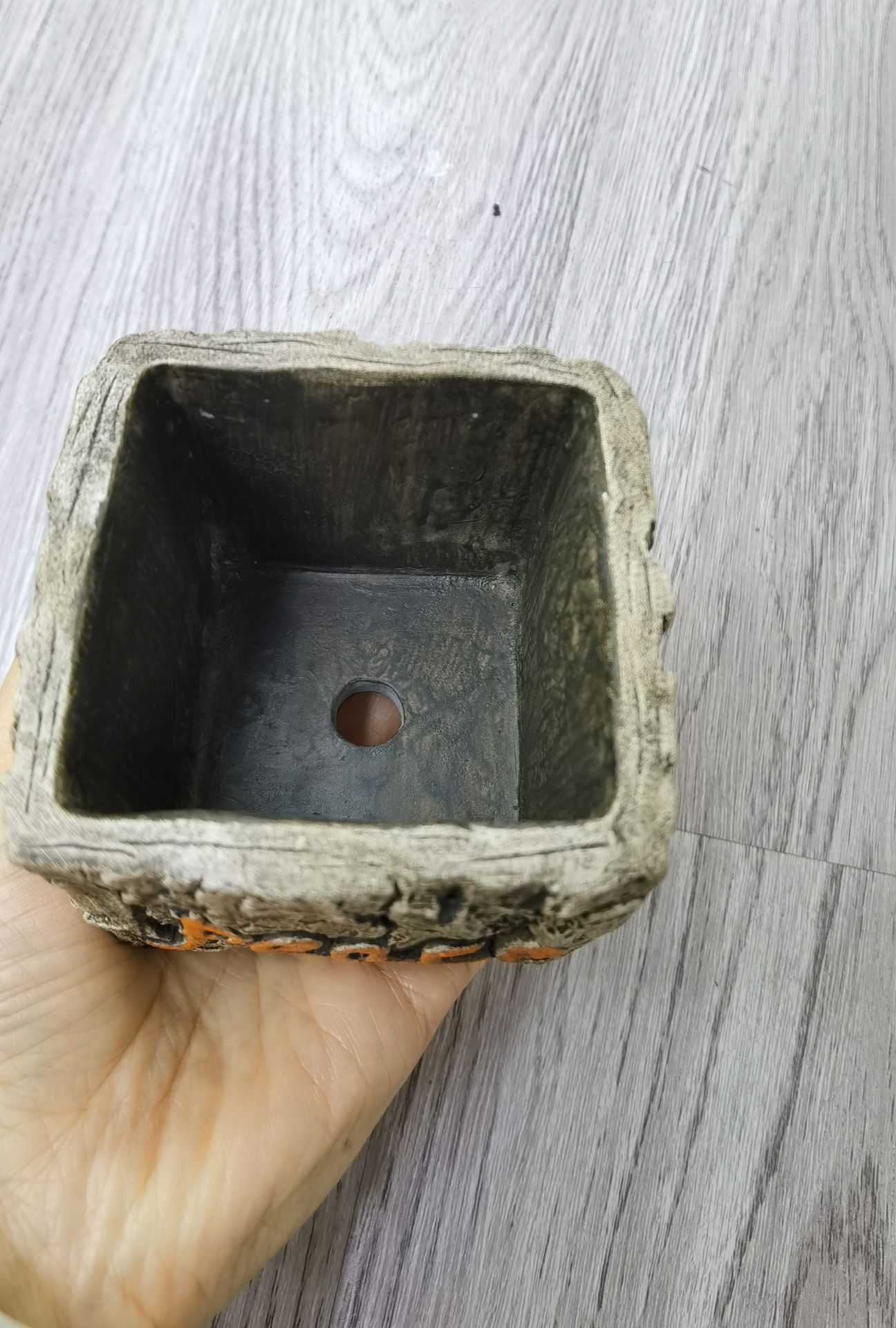 The old succulent pot made of imitation raw wood cement with bark patterns and letters is a popular flowerpot for home gardening. It is a classic and best-selling tree head pattern flowerpot Application Scenario