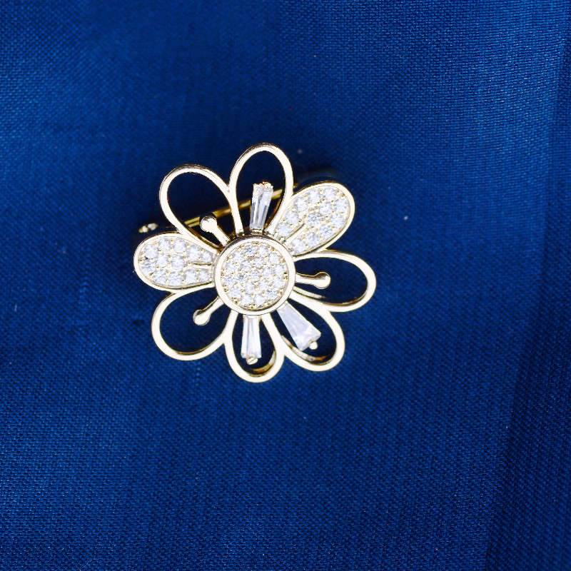 031 Korean version fashionable and elegant Ginkgo leaf trendy European and American style round brooch cute, simple and individual fashionable and cute women's accessory clothing accessory brooch