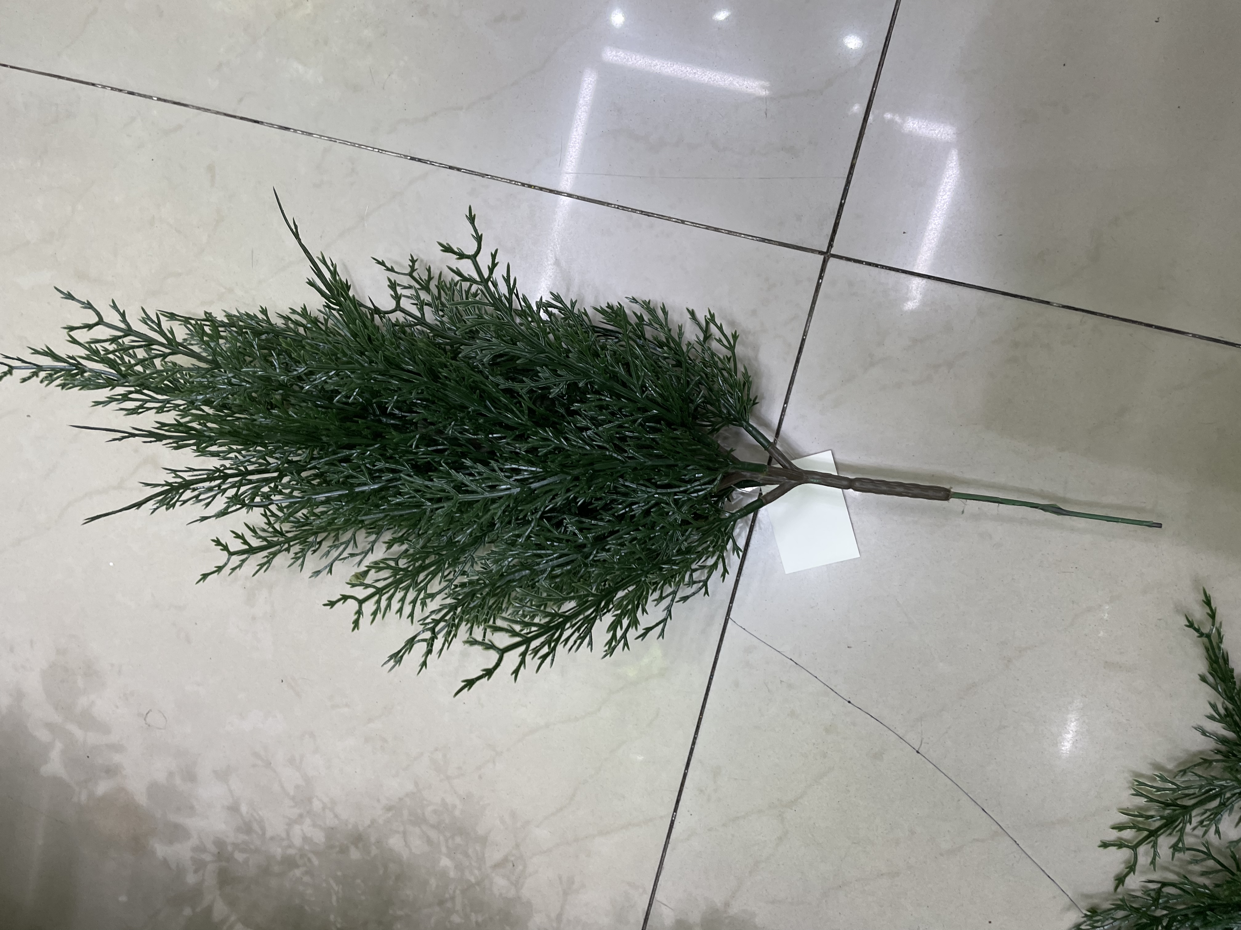 仿真花2 单支松柏，厂家直销批发。圣诞树上也可插上，绿色和深绿色2个颜色。圣诞树插配，家庭装饰，圣诞节装饰，商店艺术装饰