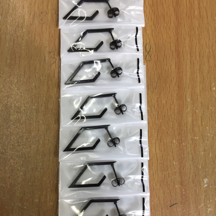 菱形不锈钢材质耳钉款式时尚简洁百搭采用镀黑工艺程洁饰品999