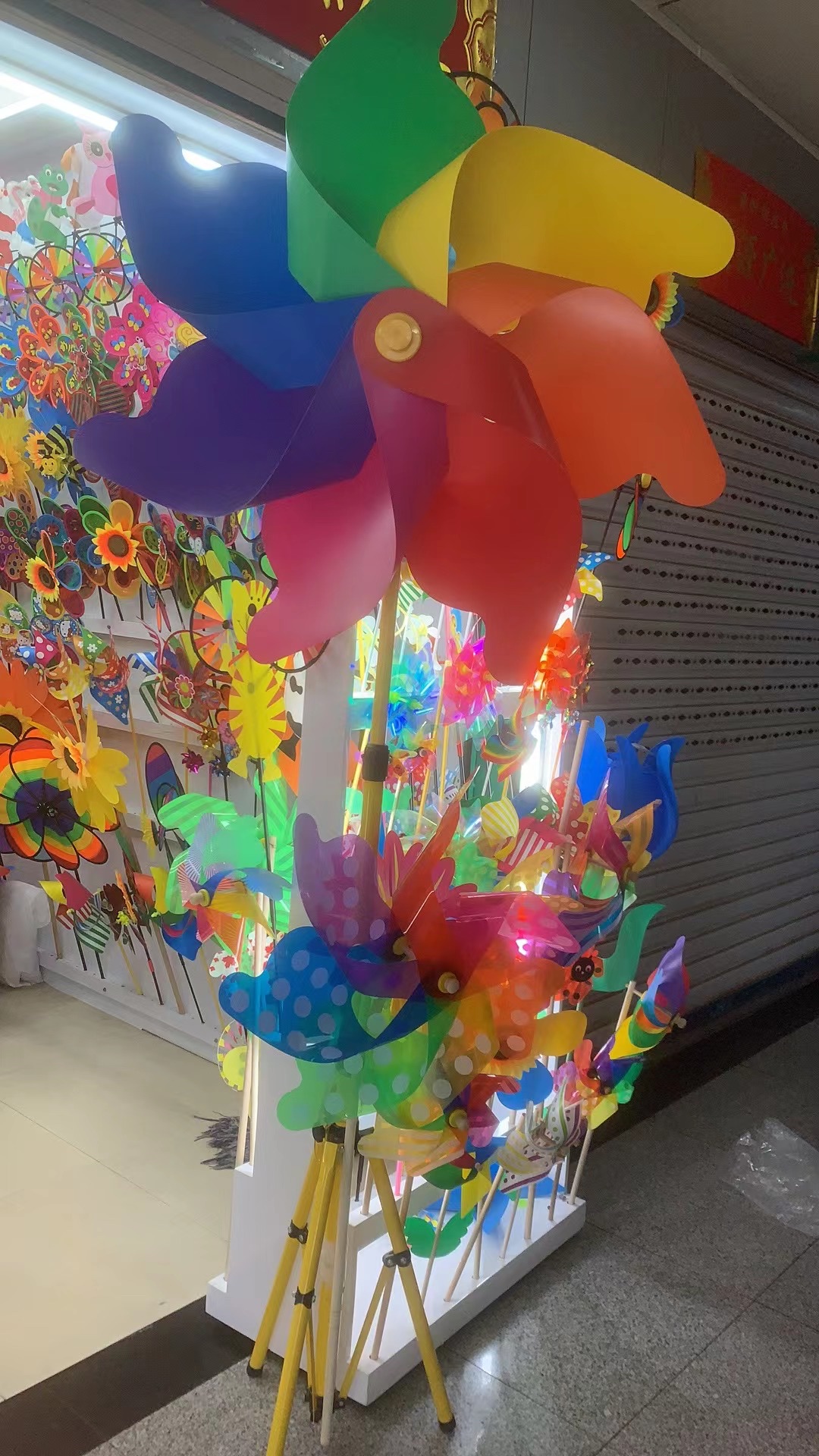 Flowers, butterflies, windmills Specification image