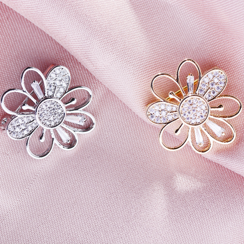 031 Korean version fashionable and elegant Ginkgo leaf trendy European and American style round brooch cute, simple and individual fashionable and cute women's accessory clothing accessory brooch Application Scenario
