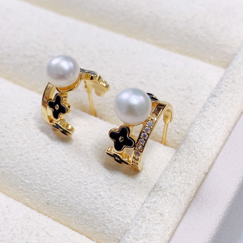 The 2022 new black four-leaf clover earrings from Yabide are elegant and versatile, featuring natural freshwater pearl stud earrings and 925 silver needle earrings Specification image