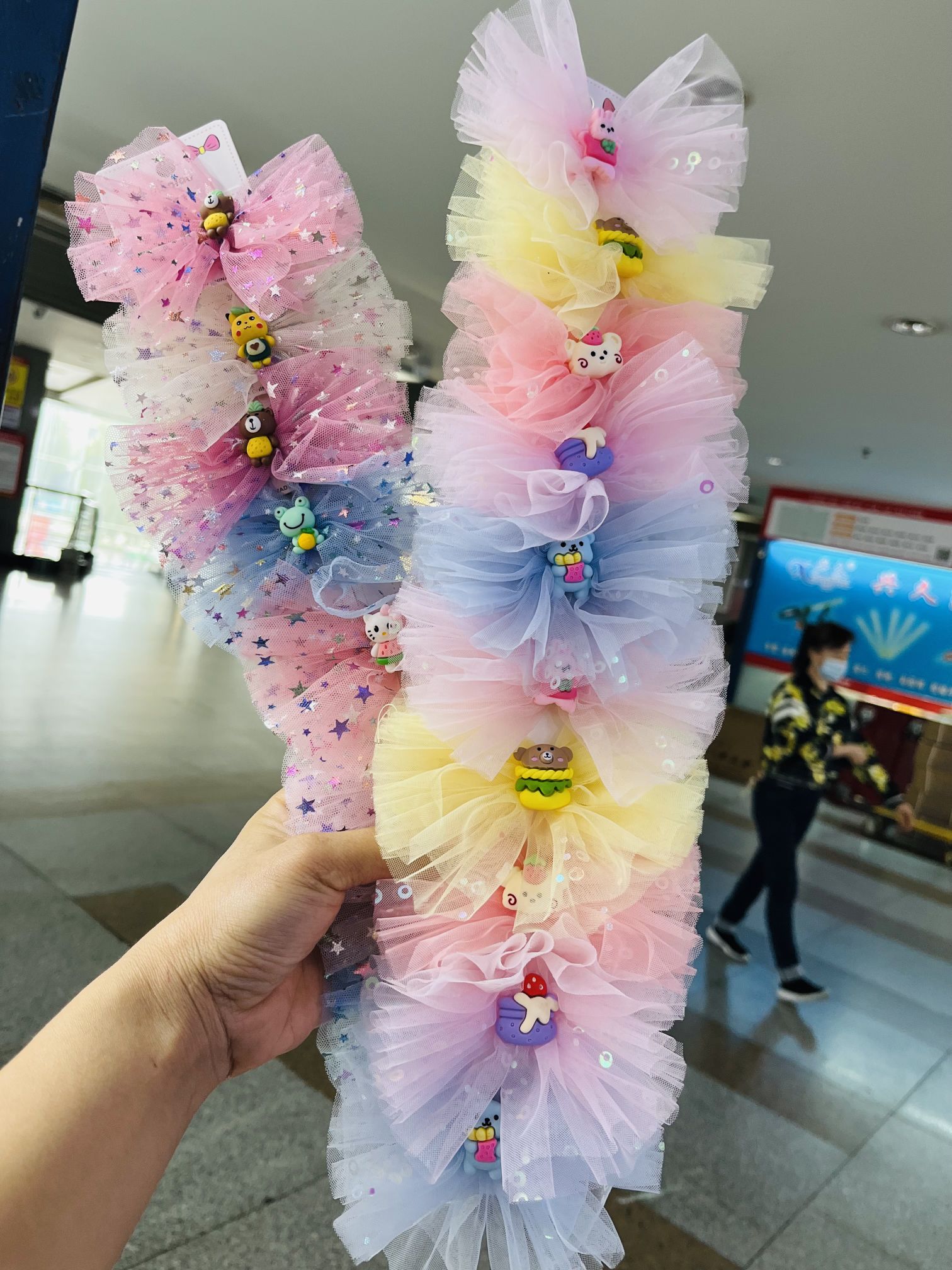 Qianyao Accessories offers a wide range of spring-colored trendy styles of large gauze bow ties and cartoon head designs