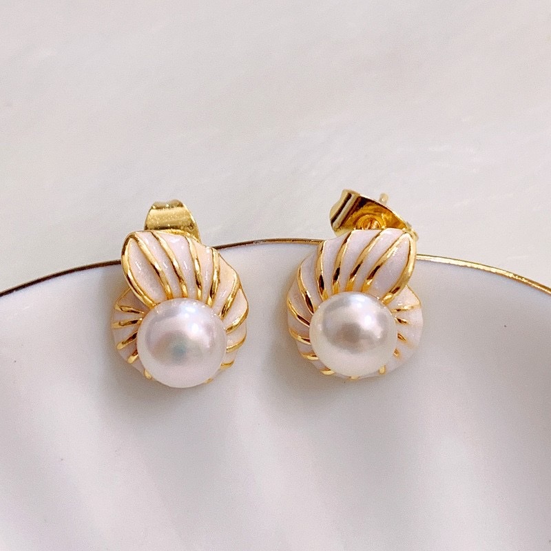 The new elegant and unique small conch stud earrings from Yabidai feature a niche design and natural freshwater pearl earrings and earrings. ^_^ Item Picture