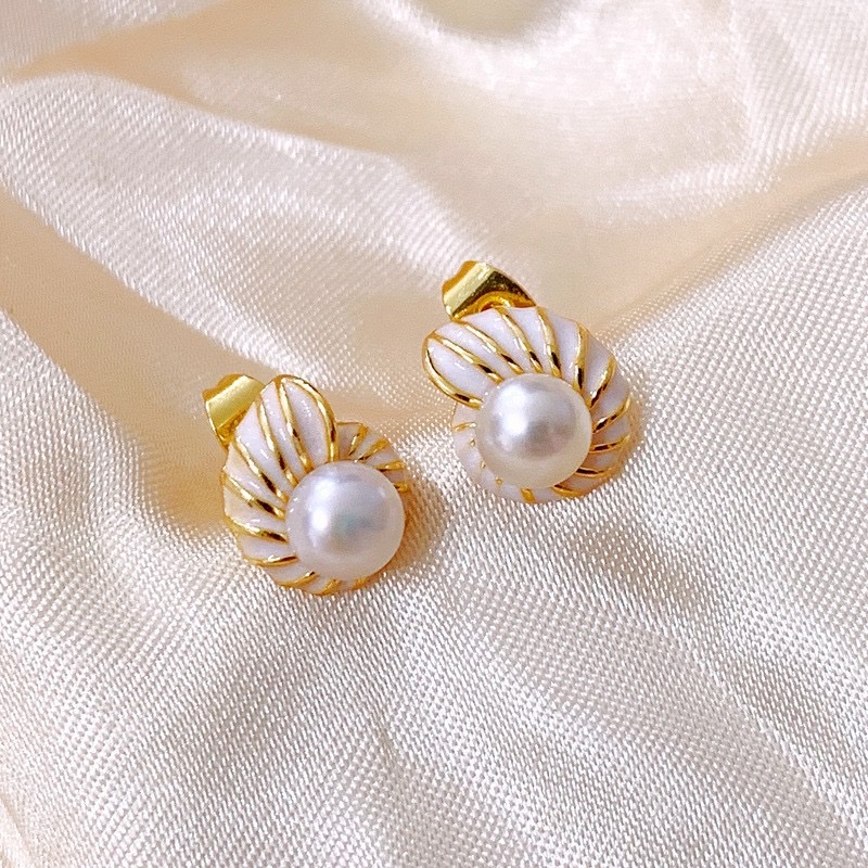 The new elegant and unique small conch stud earrings from Yabidai feature a niche design and natural freshwater pearl earrings and earrings. ^_^ Application Scenario