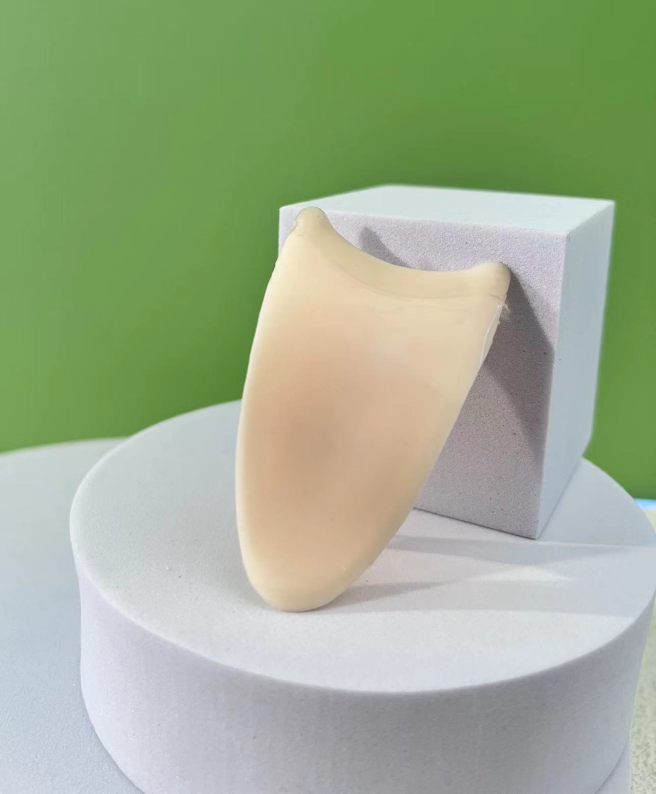 أداة المكياج التي تساعد على وضع الرموش الاصطناعية detail image 2