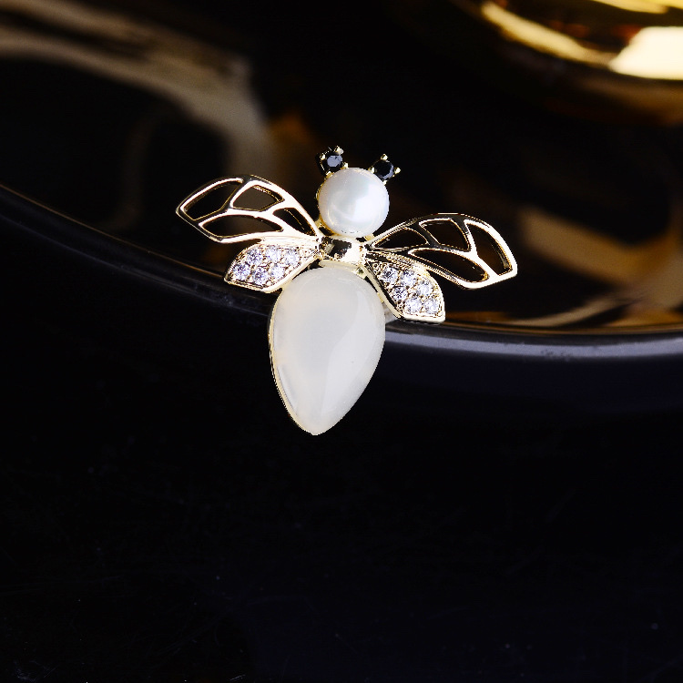 032 Korean version fashionable and elegant Ginkgo leaf trendy European and American style round brooch cute, simple and individual fashionable and cute women's accessory clothing accessory brooch Specification image