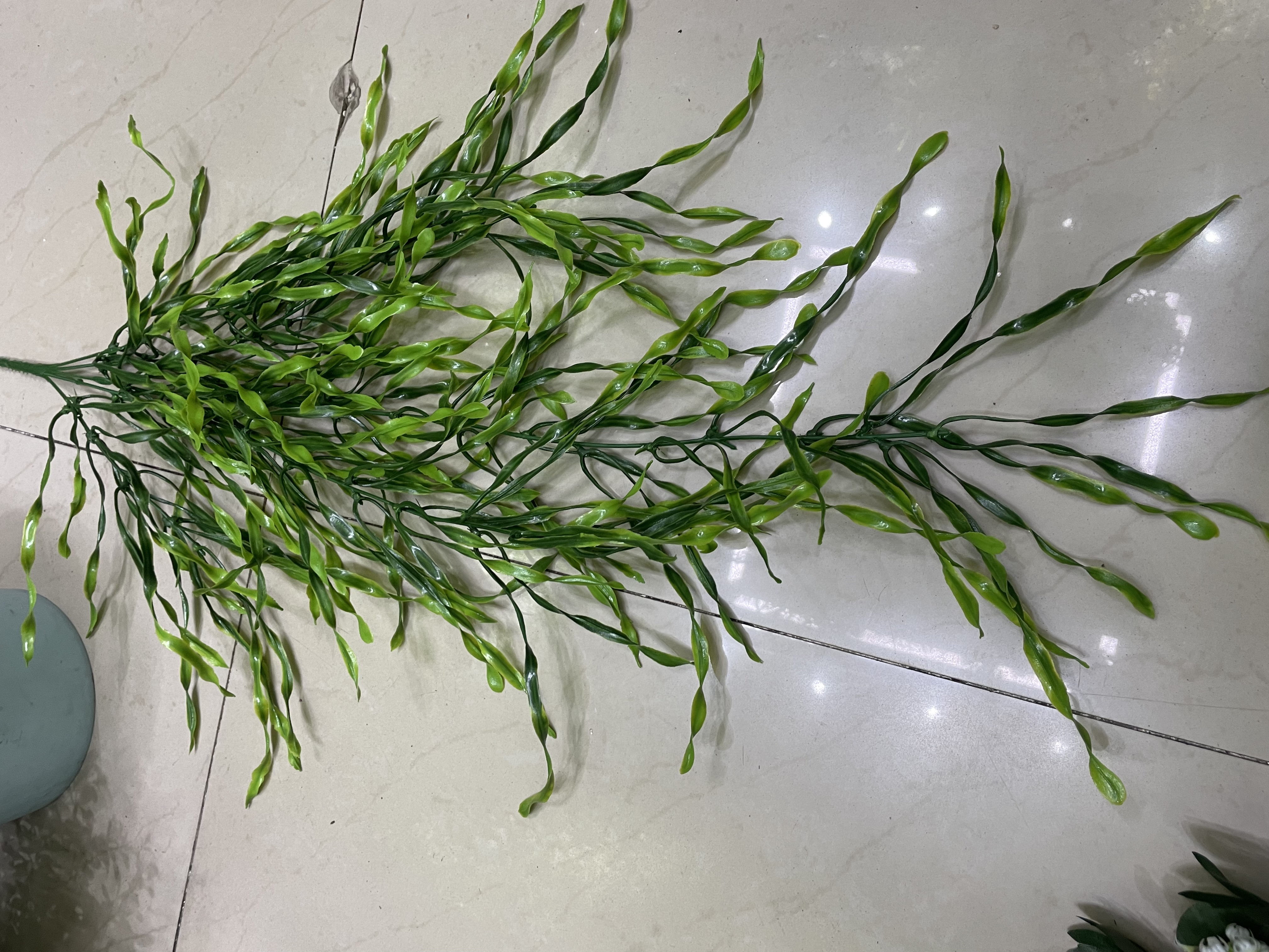 125号，仿真镙丝草壁挂，有绿色、白色、黄色3种颜色。用于植物墙装饰，婚礼装饰，店铺装修用品。