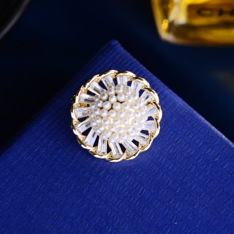 033 Korean version fashionable and elegant Ginkgo leaf trendy European and American style round brooch cute, simple and individual fashionable and cute women's accessory clothing accessory brooch