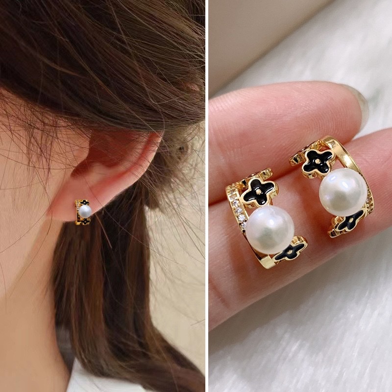 The 2022 new black four-leaf clover earrings from Yabide are elegant and versatile, featuring natural freshwater pearl stud earrings and 925 silver needle earrings details Picture