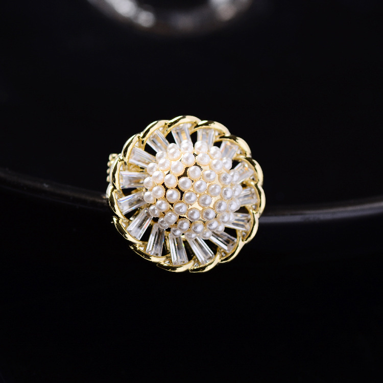 033 Korean version fashionable and elegant Ginkgo leaf trendy European and American style round brooch cute, simple and individual fashionable and cute women's accessory clothing accessory brooch details Picture