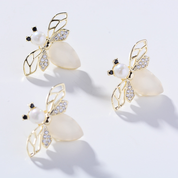 032 Korean version fashionable and elegant Ginkgo leaf trendy European and American style round brooch cute, simple and individual fashionable and cute women's accessory clothing accessory brooch Application Scenario