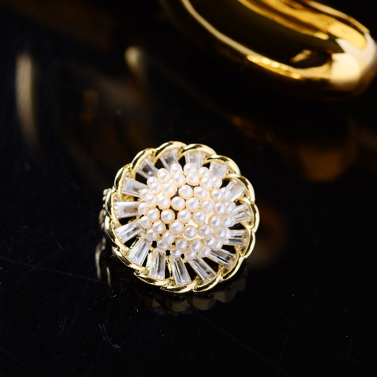 033 Korean version fashionable and elegant Ginkgo leaf trendy European and American style round brooch cute, simple and individual fashionable and cute women's accessory clothing accessory brooch Specification image