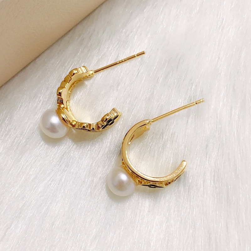 The 2022 new black four-leaf clover earrings from Yabide are elegant and versatile, featuring natural freshwater pearl stud earrings and 925 silver needle earrings Item Picture