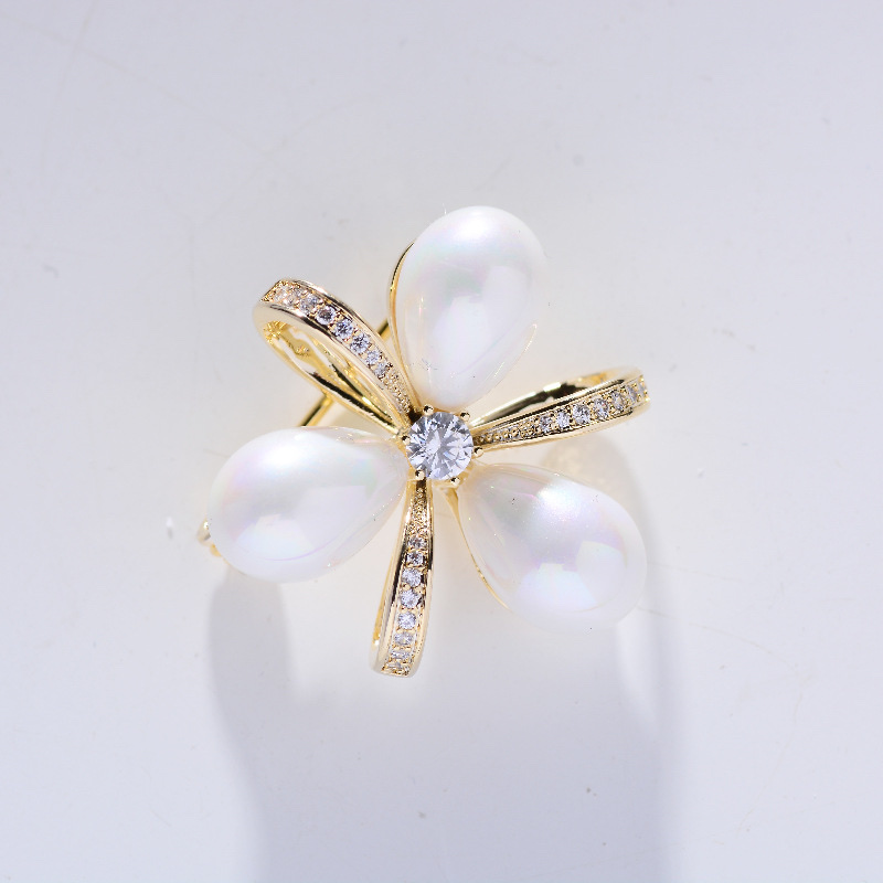 035 Korean version fashionable and elegant Ginkgo leaf trendy European and American style round brooch cute, simple and individual fashionable and cute women's accessory clothing accessory brooch Application Scenario