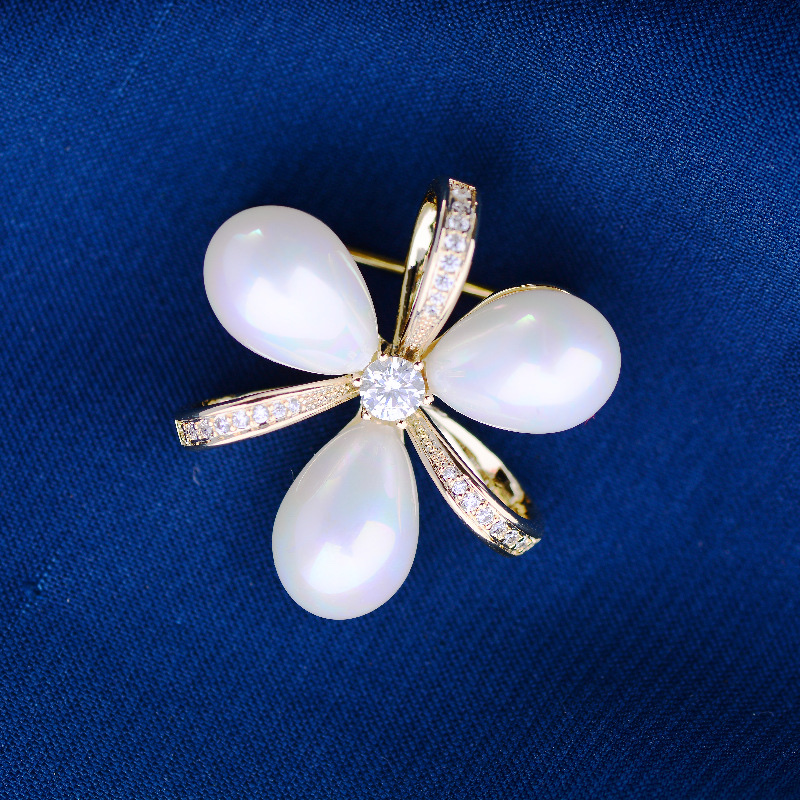 035 Korean version fashionable and elegant Ginkgo leaf trendy European and American style round brooch cute, simple and individual fashionable and cute women's accessory clothing accessory brooch details Picture