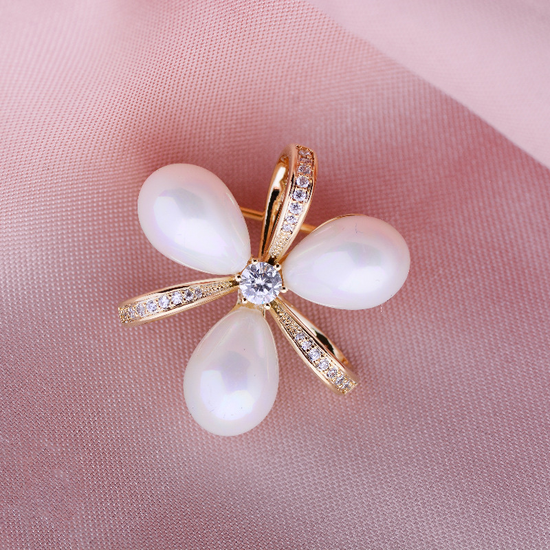 035 Korean version fashionable and elegant Ginkgo leaf trendy European and American style round brooch cute, simple and individual fashionable and cute women's accessory clothing accessory brooch
