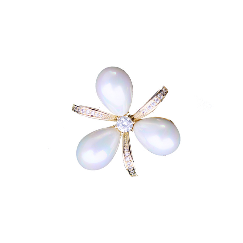 035 Korean version fashionable and elegant Ginkgo leaf trendy European and American style round brooch cute, simple and individual fashionable and cute women's accessory clothing accessory brooch Item Picture