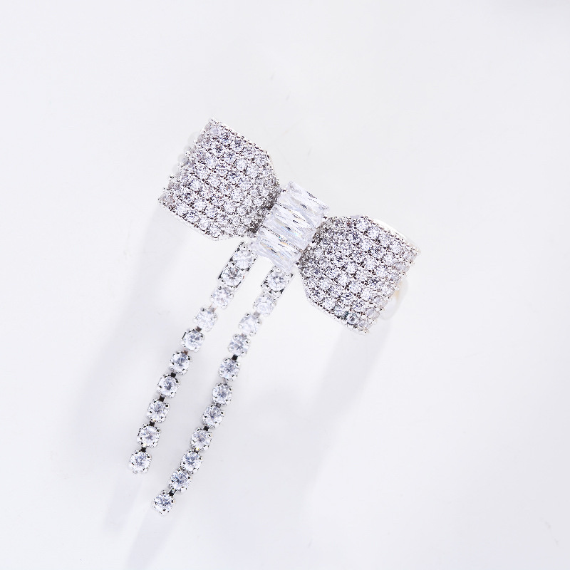 036 Korean version fashionable and elegant Ginkgo leaf trendy European and American style round brooch cute, simple and individual fashionable and cute women's accessory clothing accessory brooch details Picture
