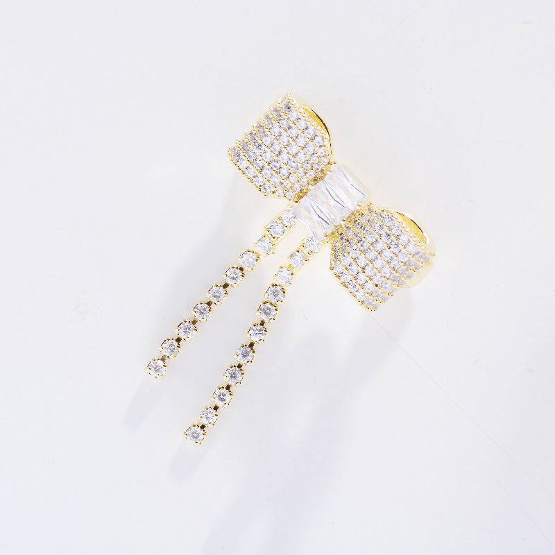 036 Korean version fashionable and elegant Ginkgo leaf trendy European and American style round brooch cute, simple and individual fashionable and cute women's accessory clothing accessory brooch Application Scenario