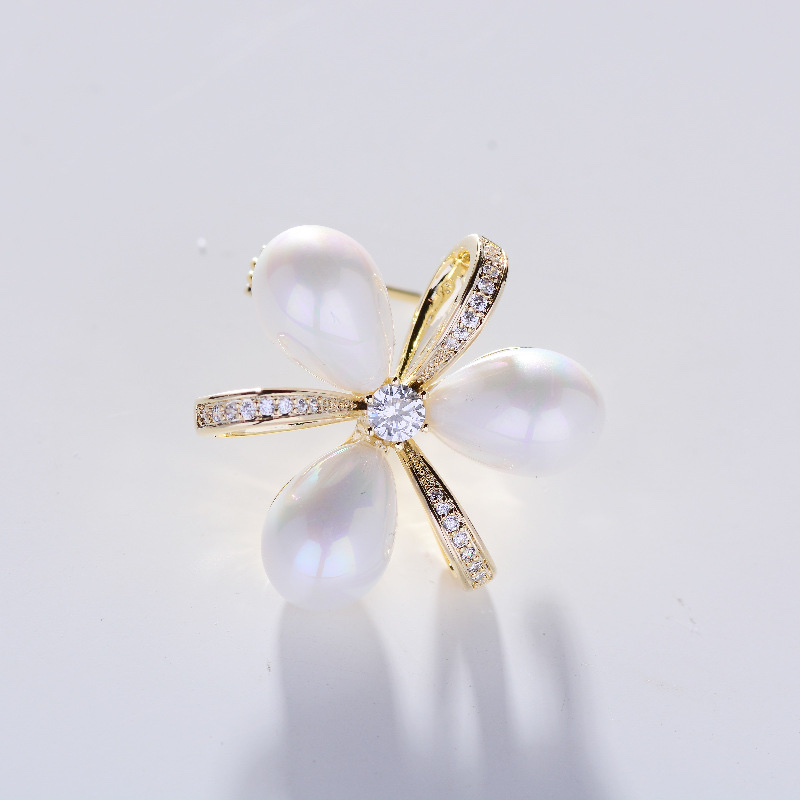 035 Korean version fashionable and elegant Ginkgo leaf trendy European and American style round brooch cute, simple and individual fashionable and cute women's accessory clothing accessory brooch Specification image