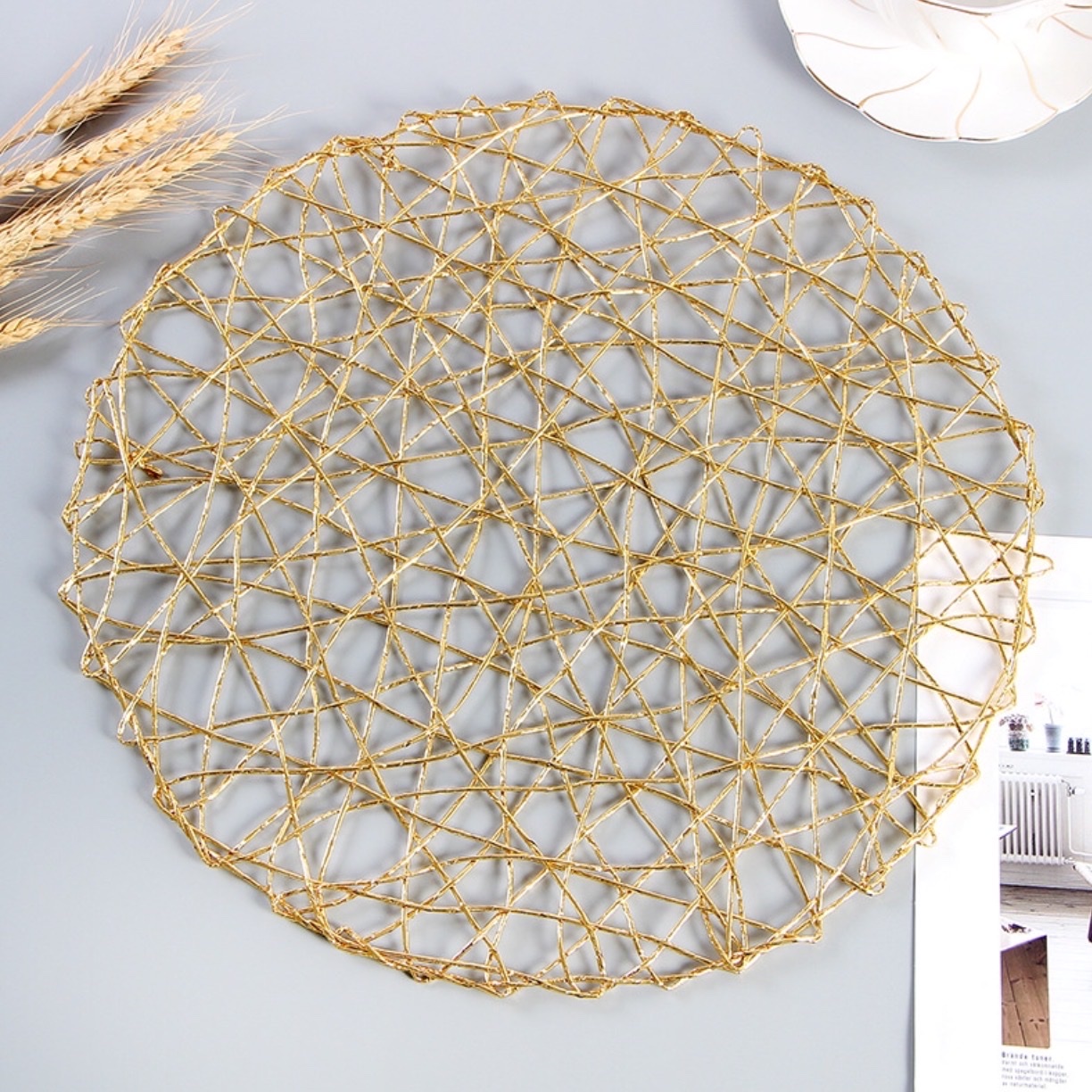 New light luxury hand-woven placemats with paper gold film heat insulation placemats details Picture