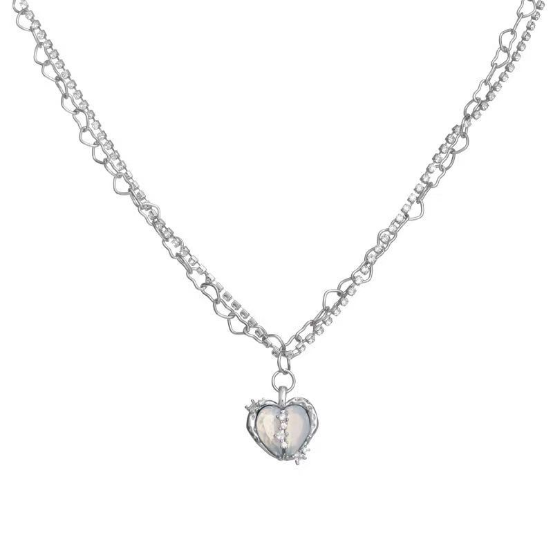 High-end collarbone chain, sweet and cool spice girl accessory, exquisite heart-shaped zircon necklace, women's trendy summer light luxury, niche design sense Application Scenario