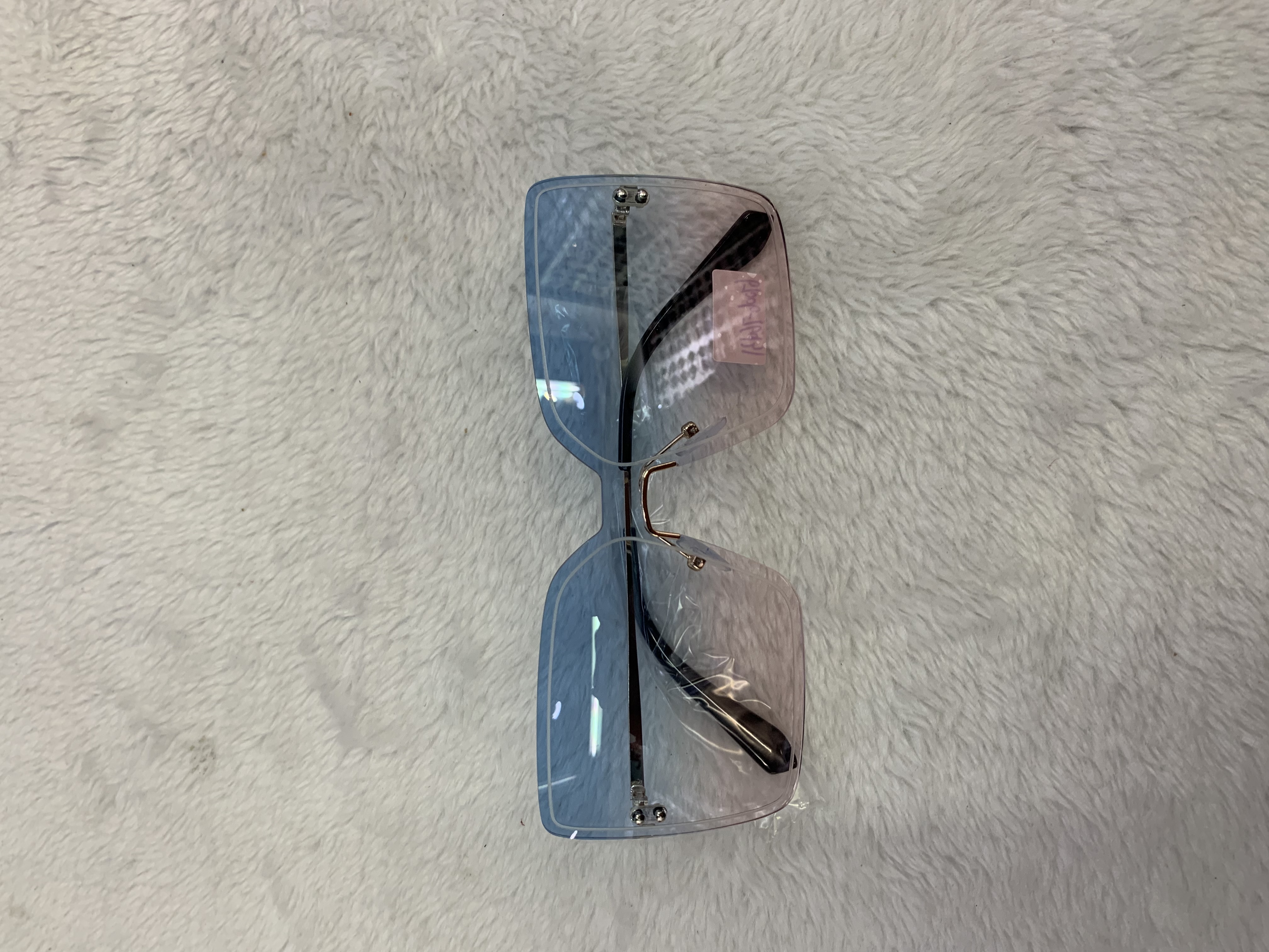 2022 Frameless square striped personalized and fashionable women's sunglasses Application Scenario