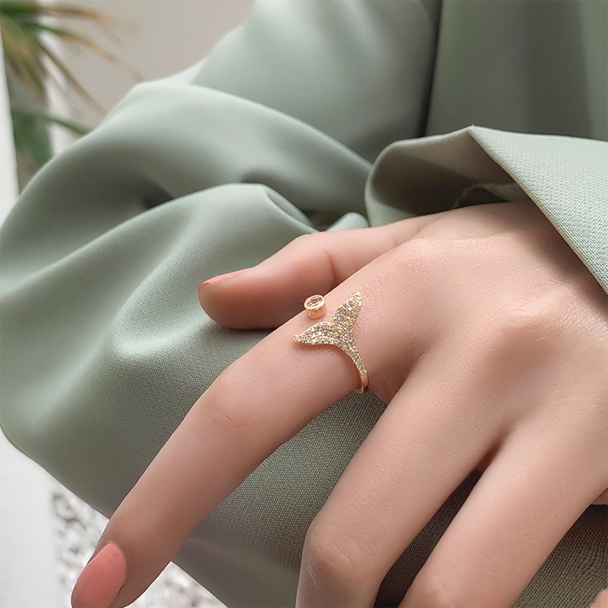 The cool zircon fishtail ring, the same style as the Internet celebrity, is a versatile and fresh gift for a fashionable best friend. The ring has an adjustable opening Specification image